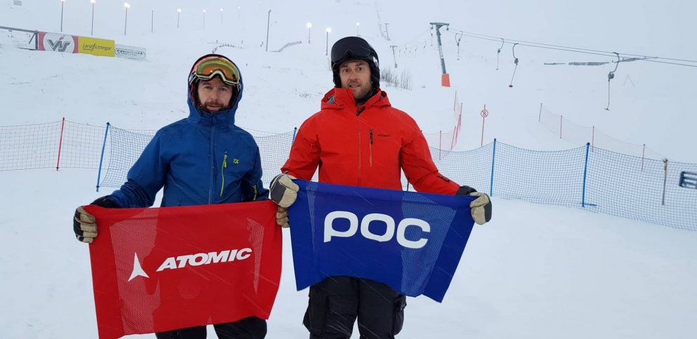 Fjalar Úlfarsson (t.h) og þjálfari elsta æfingahóps félagsins Sveinn Torfason með flöggin góðu.