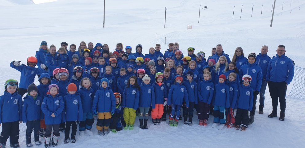 Hópurinn sem var mættur við afhendingu jakkanna, ásamt styrktaraðilum.