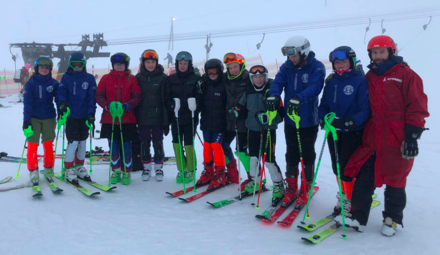 Skíðalið Skídalvik ásamt þjálfara í mjög svo blautum Bláfjöllum um sl helgi.