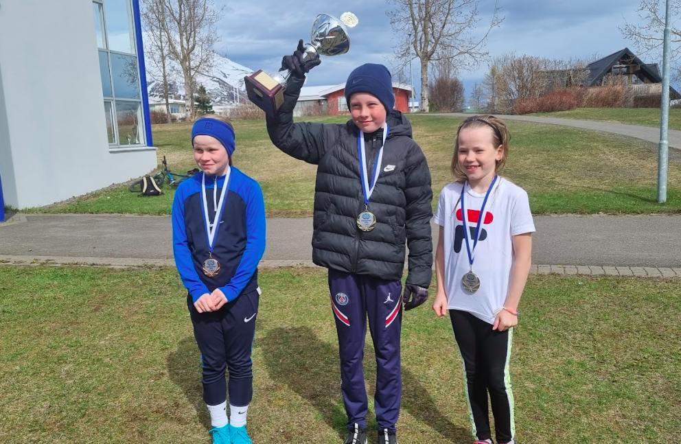 Sigurvegarar í firmakeppni, tv. Bríet, Barri og Katla