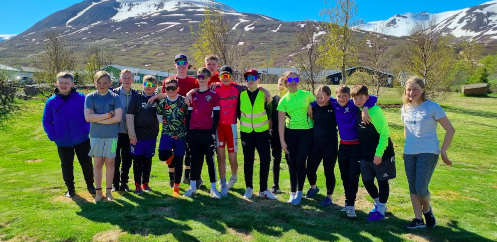 Glaður hópur eftir gott dagsverk.