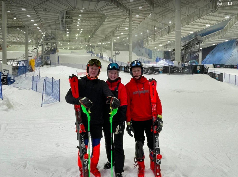 Fv. Torfi Jóhann, Kristrún Lilja og Dagur Ýmir í skíðahöllinni SNÖ í Noregi.