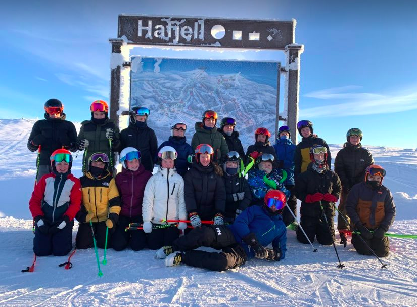 Æfingahópurinn 12-15ára ásamt þjálfara sínum á toppnum á Hafjell.