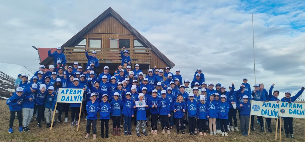 Fríður hópur Skíðafélagsins áður en haldið var af stað í skrúðgöngu Andrésarleikana.