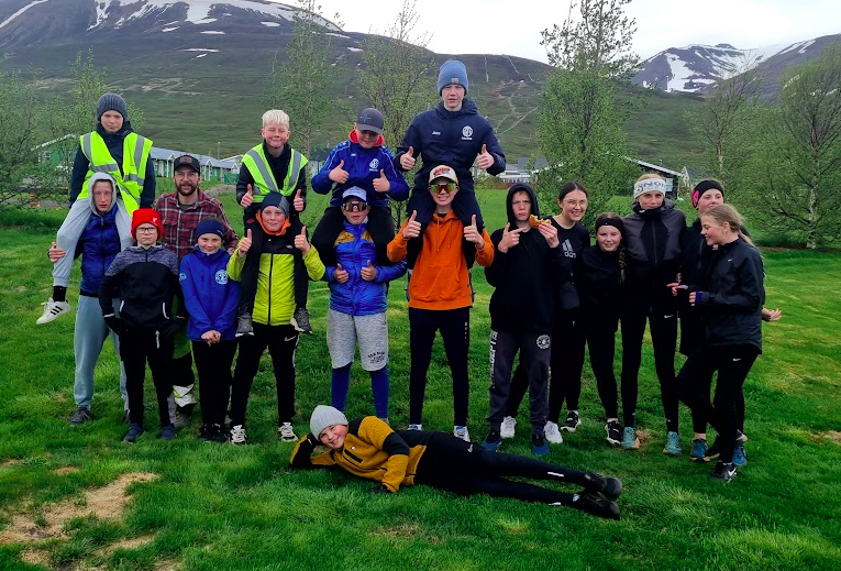 Hópurinn í lok dags ásamt þjálfara sínum. Á myndina vantar nokkra sem þurftu frá að hverfa áður en m…