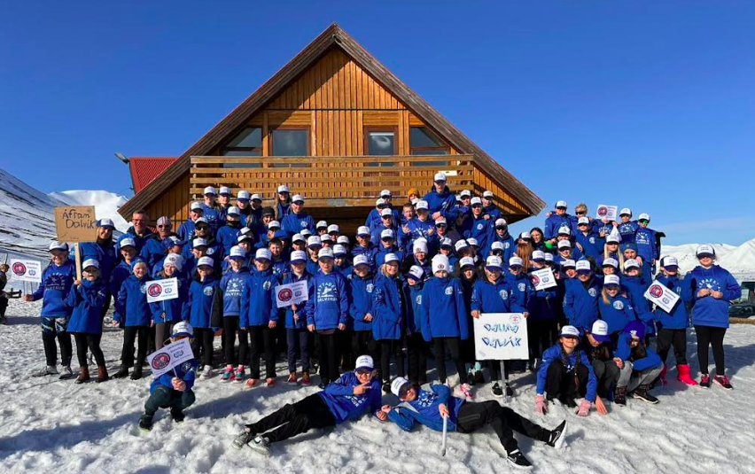 Þátttakendur Skíðafélags Dalvíkur 2024, upphitun við Brekkusel áður en haldið var í skrúðgöngu og se…