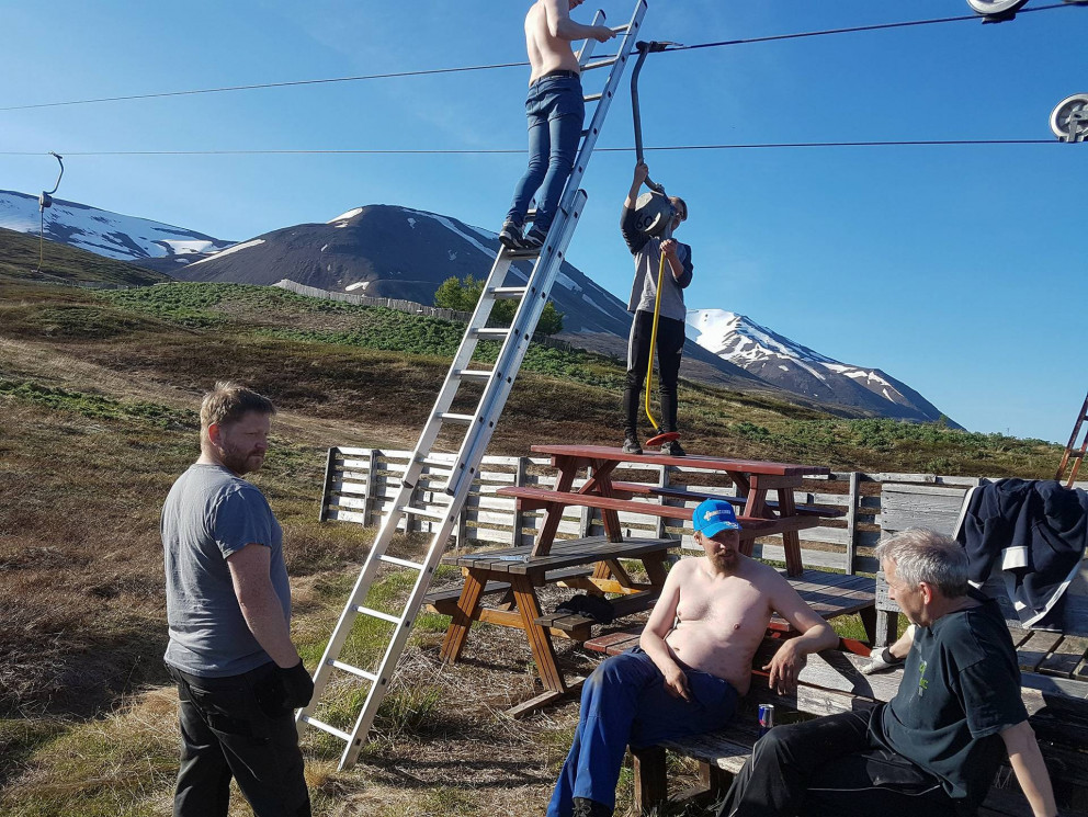 Einmuna blíða var á skíðasvæðinu í gær