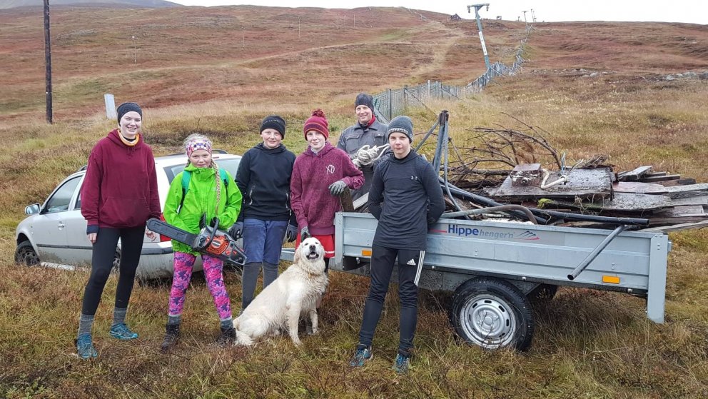 Krakkarnir sem mættu á fyrstu útiæfinguna í rigningasudda og hreinsuðu í kringum gamla lyftuhúsið.