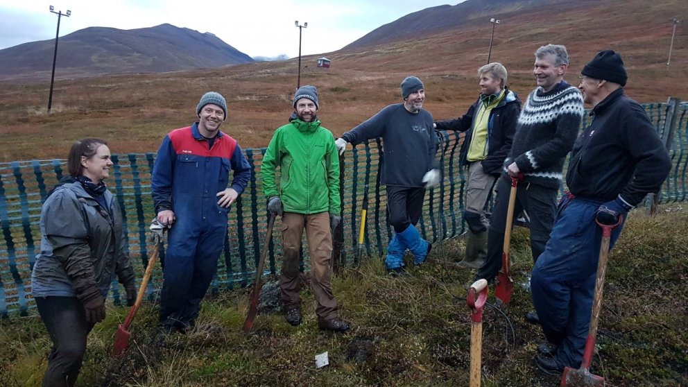 Mannskapurinn við niðursetningu á tímatöku-köpplum