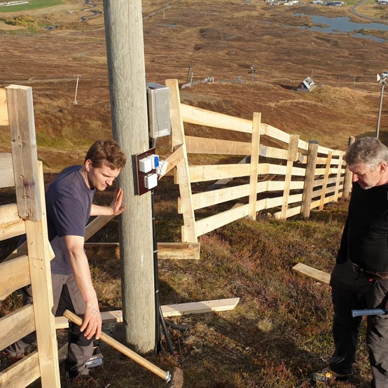 Ný girðing að rísa við ljósabil í efri-lyftu.