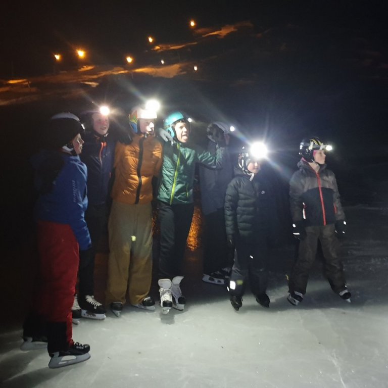 Hóurinn vel græjaður á svellinu í myrkri.