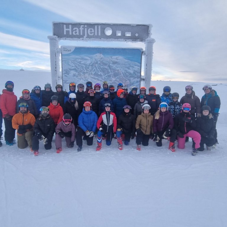 Hópurinn ásamt foreldurm á toppi Hafjells