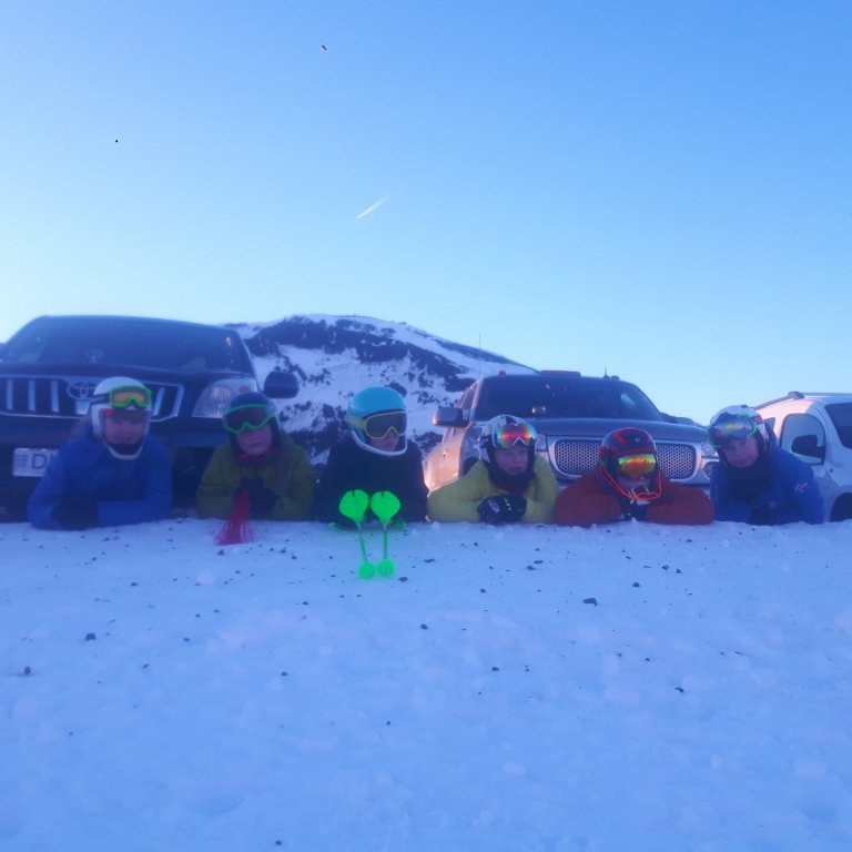 Yngri keppnishópurinn bíður eftirvæntingar eftir eldri keppendahópnum.