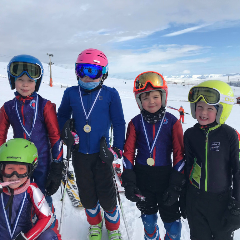 Yngsti hópur Skíðafélagsins á TEPE mótinu í dag að lokinni verðlaunaafhendingu.