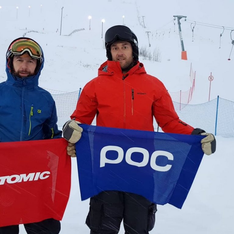 Fjalar Úlfarsson (t.h) og þjálfari elsta æfingahóps félagsins Sveinn Torfason með flöggin góðu.