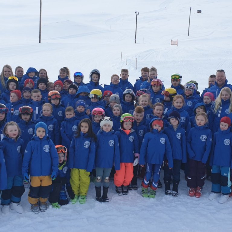 Hópurinn sem var mættur við afhendingu jakkanna, ásamt styrktaraðilum.
