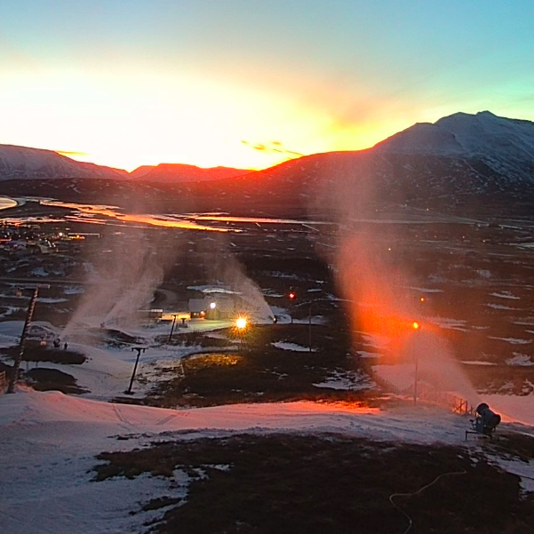 Prufukeyrsla á snjóbyssunum.