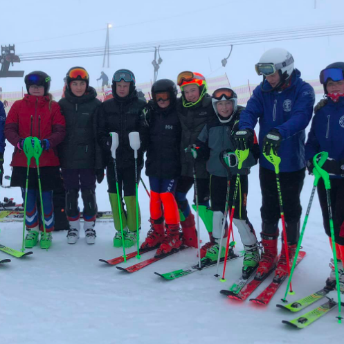 Skíðalið Skídalvik ásamt þjálfara í mjög svo blautum Bláfjöllum um sl helgi.