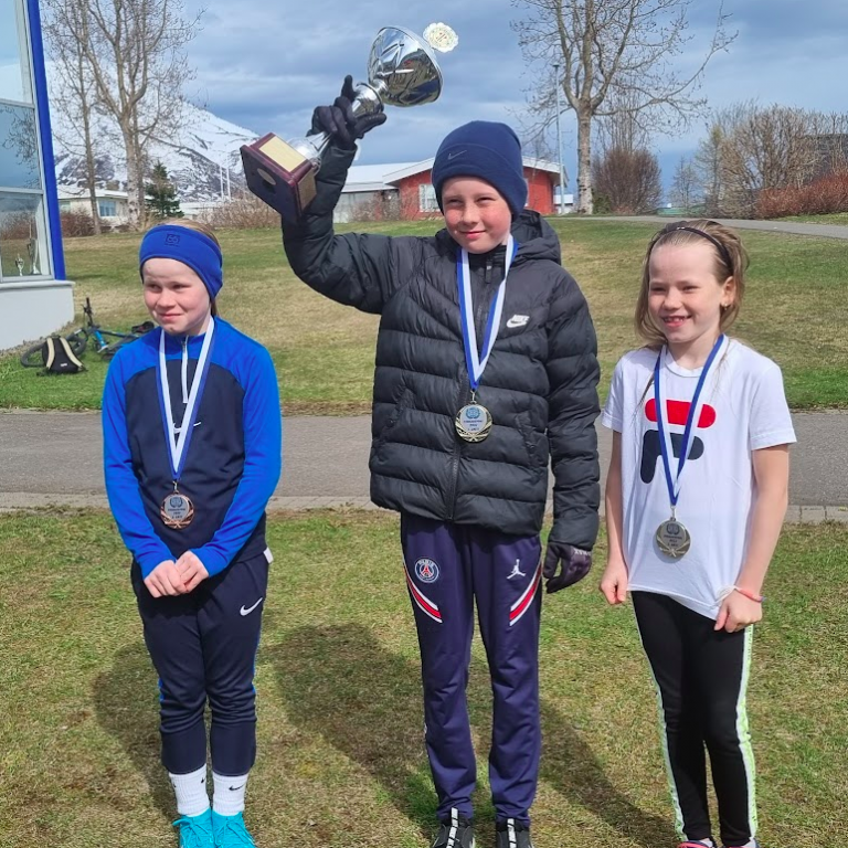 Sigurvegarar í firmakeppni, tv. Bríet, Barri og Katla