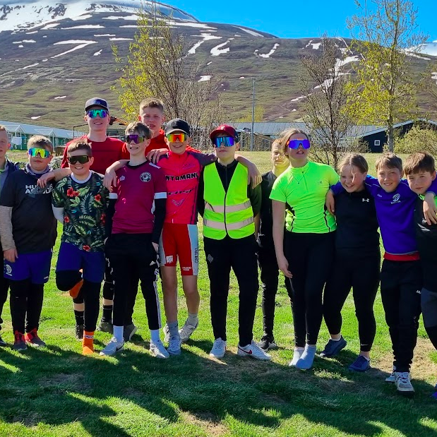 Glaður hópur eftir gott dagsverk.