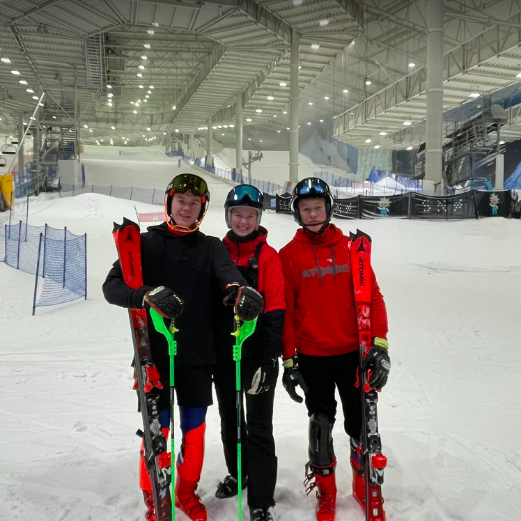 Fv. Torfi Jóhann, Kristrún Lilja og Dagur Ýmir í skíðahöllinni SNÖ í Noregi.