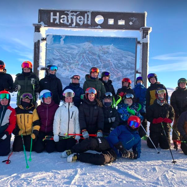 Æfingahópurinn 12-15ára ásamt þjálfara sínum á toppnum á Hafjell.