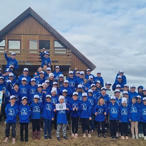 Fríður hópur Skíðafélagsins áður en haldið var af stað í skrúðgöngu Andrésarleikana.