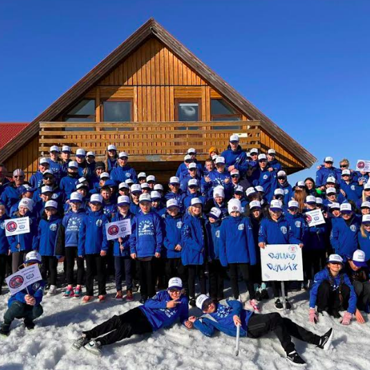 Þátttakendur Skíðafélags Dalvíkur 2024, upphitun við Brekkusel áður en haldið var í skrúðgöngu og se…