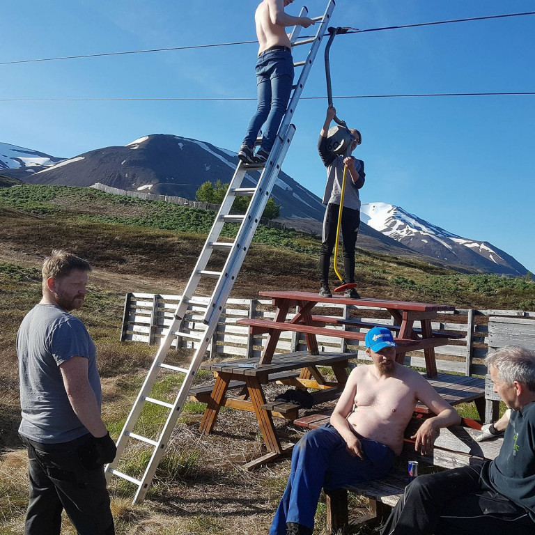 Einmuna blíða var á skíðasvæðinu í gær