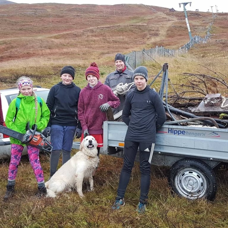 Krakkarnir sem mættu á fyrstu útiæfinguna í rigningasudda og hreinsuðu í kringum gamla lyftuhúsið.
