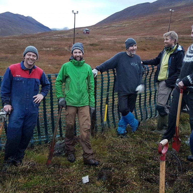 Mannskapurinn við niðursetningu á tímatöku-köpplum
